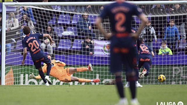 Marcos Alonso bate a Karl Hein en el polémico penalti pitado este sábado en el estadio José Zorrilla