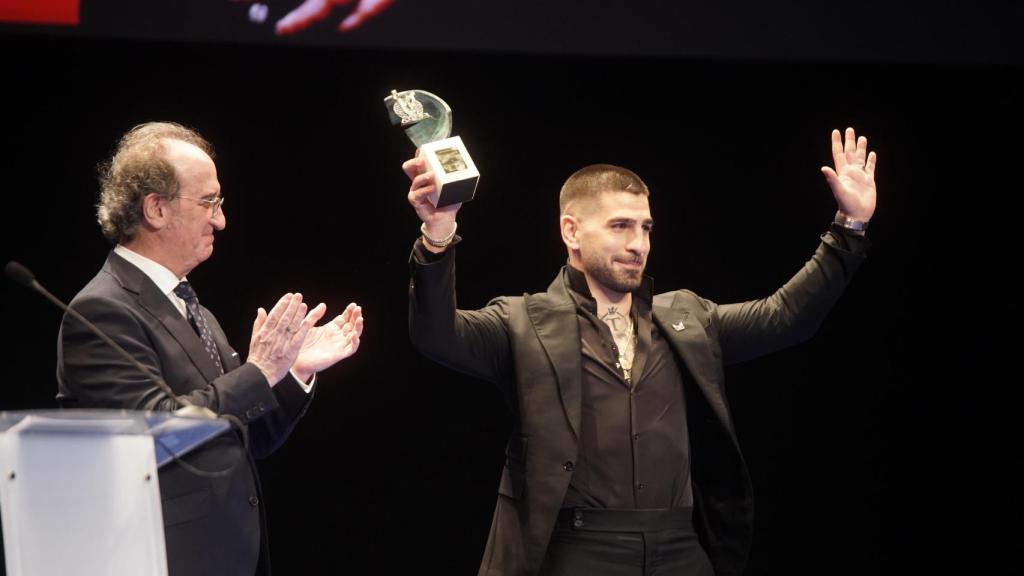 Ilia Topuria recibiendo el reconocimiento de la AEPD