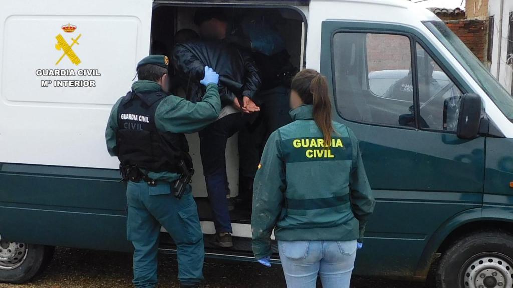 Los agentes de la Guardia Civil durante la detención de los acusados en la provincia de Zamora