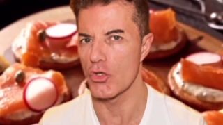 Manuel Viso, médico: El color de muchos salmones en España es más falso que las pestañas de una muñeca