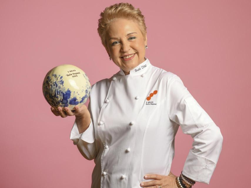 La chef Susi Díaz sostiene sus 3 Soles Repsol.