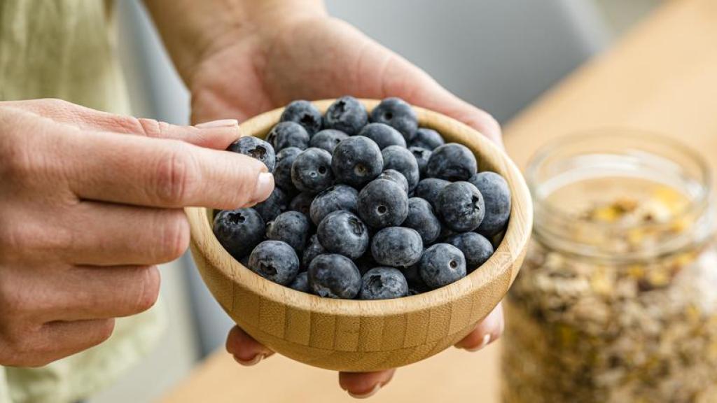 Un cuenco con arándanos.