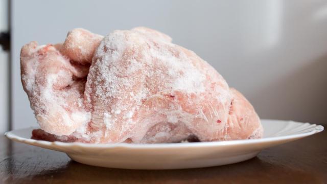 Un pollo congelado en un plato.