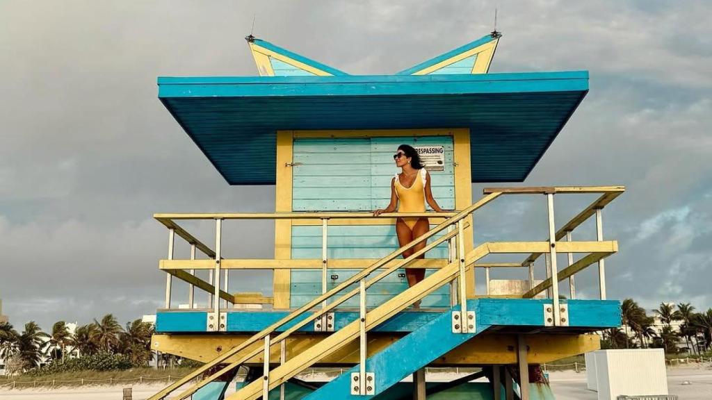 Virginia Troconis luciendo un bañador 'made in Spain' en su viaje a Miami.