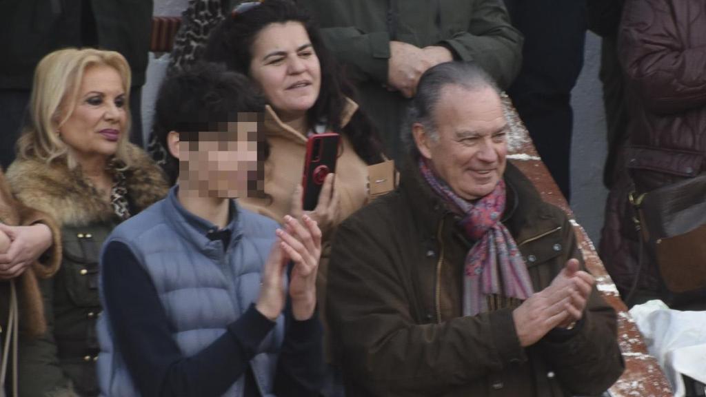 Bertín Osborne y su hijo Carlos en una cita taurina en Huelva.