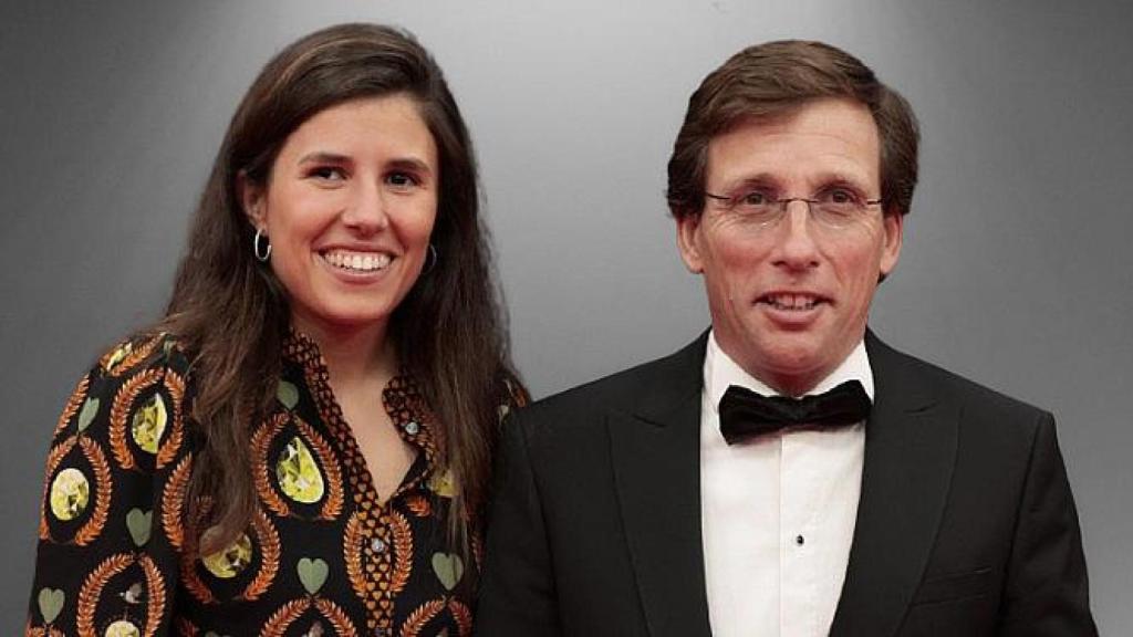 José Luis Martínez-Almeida y Teresa Urquijo, en un acto en Madrid en abril de 2024.