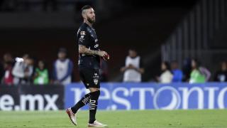 Sergio Ramos se marcha del terreno de juego tras ser expulsado contra Pumas.