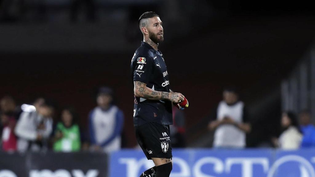 Sergio Ramos se marcha del terreno de juego tras ser expulsado contra Pumas.