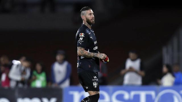 Sergio Ramos se marcha del terreno de juego tras ser expulsado contra Pumas.