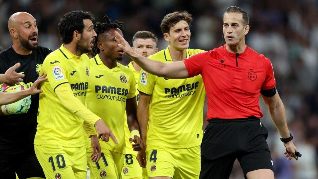 Alberola Rojas, en un partido de La Liga ante las protestas de los jugadores del Villarreal.