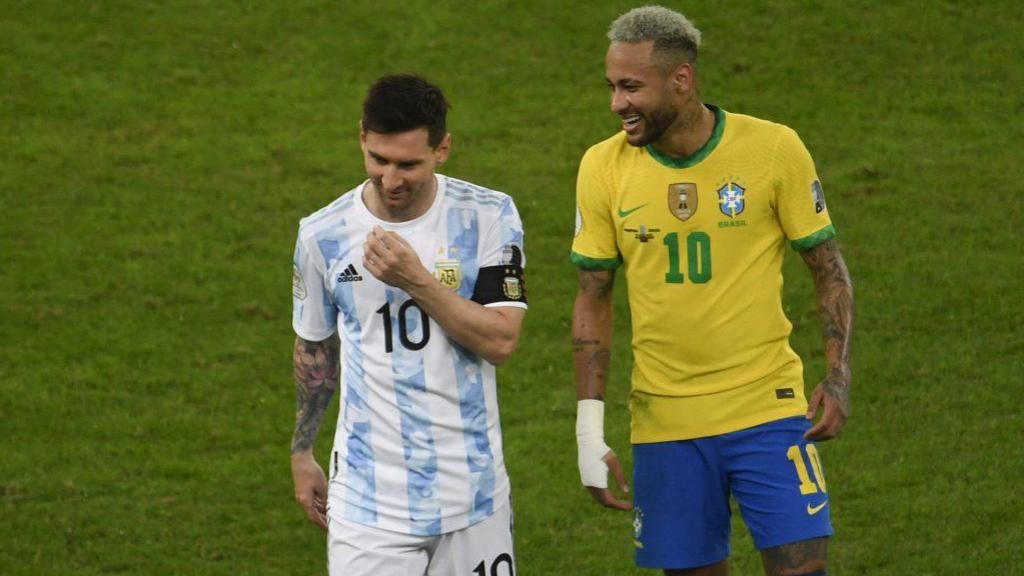 Leo Messi y Neymar charlan durante un partido entre Argentina y Brasil.