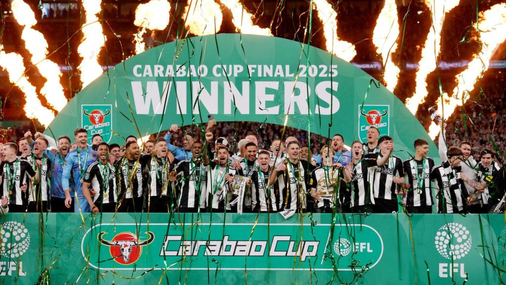 La plantilla del Newcastle celebra el título de la EFL Cup tras ganar al Liverpool.