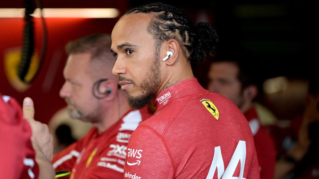Hamilton en el box de Ferrari durante los entrenamientos libres del GP de Australia.