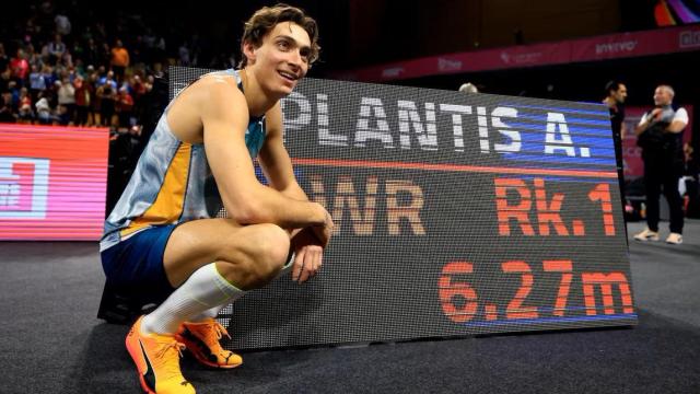 Duplantis, con su último récord del mundo de 6,27.