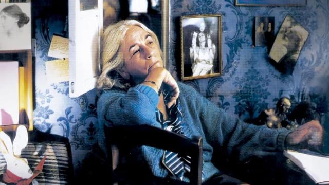 Carmen Martín Gaite en su apartamento de Doctor Esquerdo, en Madrid, h. 1992. Cortesía de Fundación Martín Gaite.