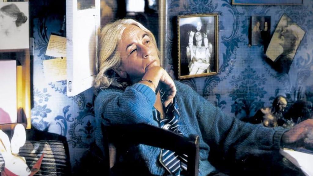 Carmen Martín Gaite en su apartamento de Doctor Esquerdo, en Madrid, h. 1992. Cortesía de Fundación Martín Gaite.