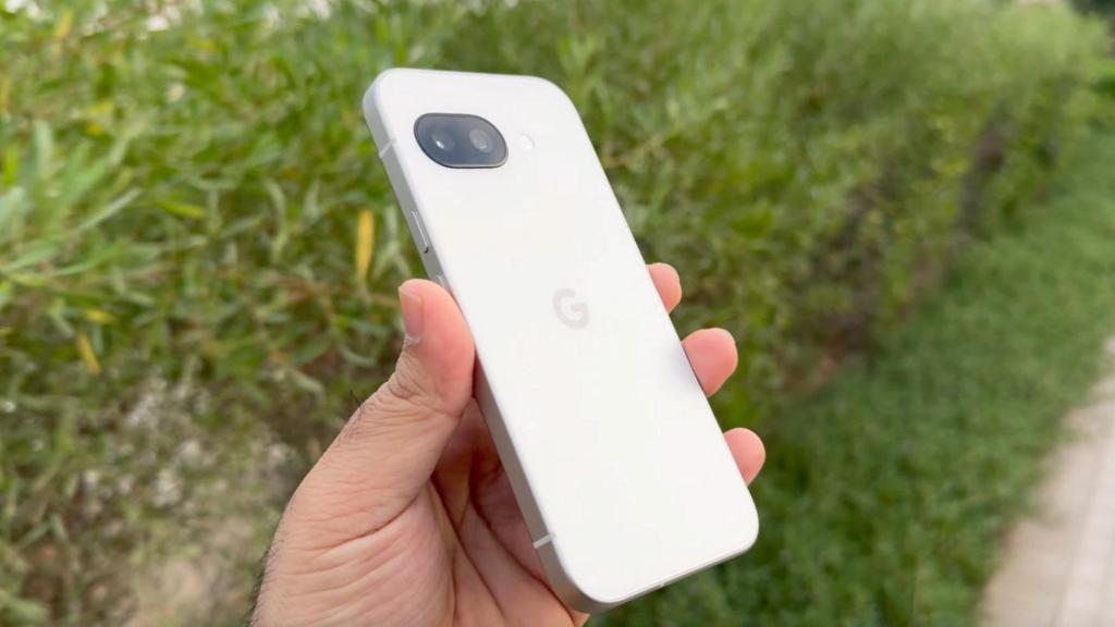 El Pixel 9a en uno de los vídeos publicados antes de tiempo