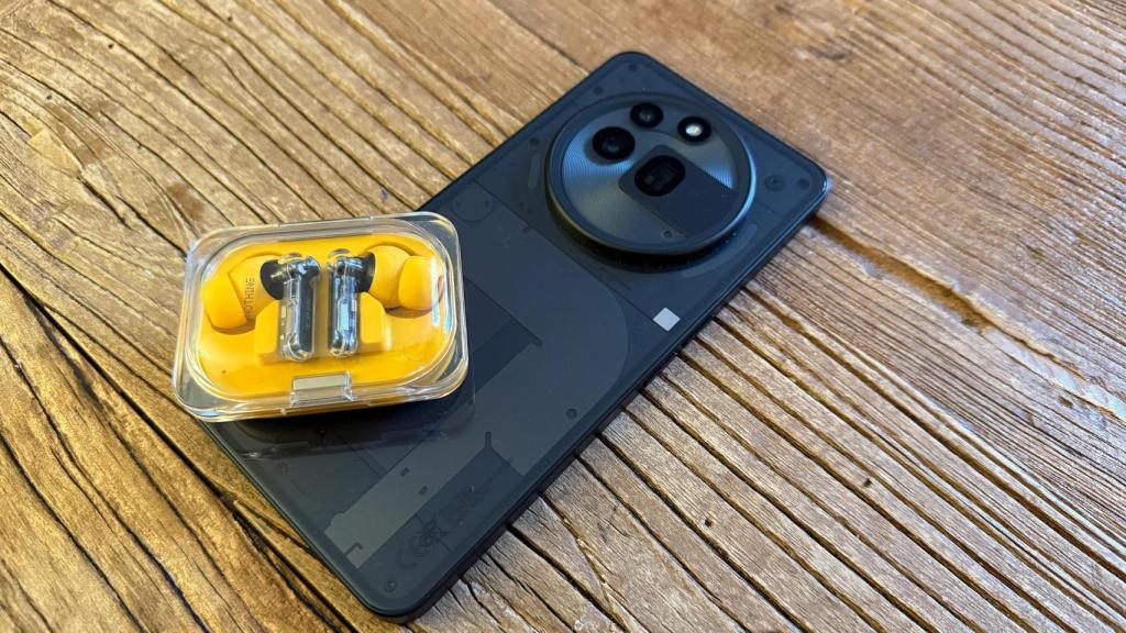 Nothing Phone (3a) y los Ear (2)