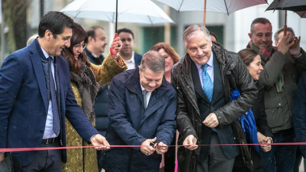 El presidente de Castilla-La Mancha, Emiliano García-Page, cortando la cinta inaugural.