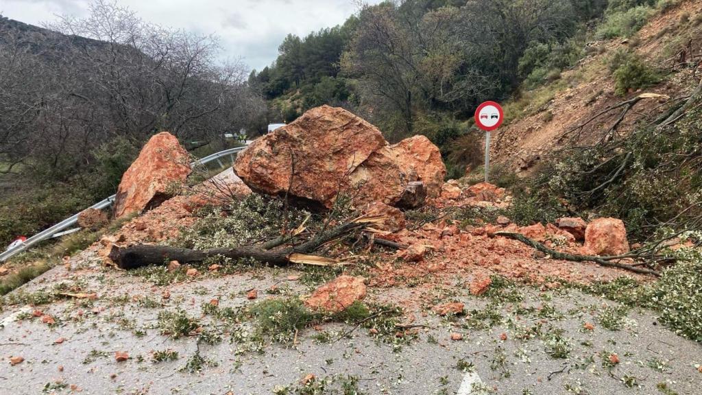Desprendimiento de rocas en la CM-412. Foto: 112.