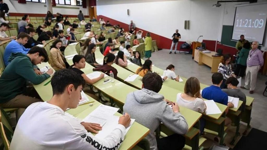 Una clase llena de alumnos.