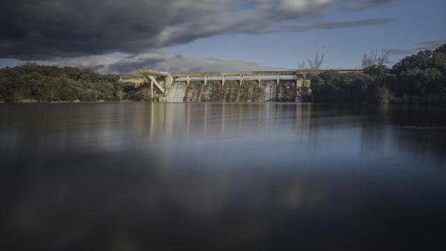 El embalse de Valmayor, uno de los que esta desembalsando el canal de Isabel II.