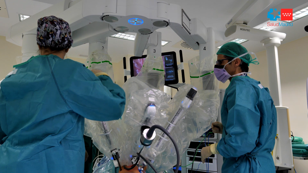 El hito del 12 de Octubre en la operación al paciente más pequeño tratado con robot: un bebé de 10 meses