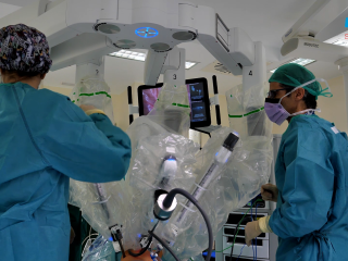 El hito del 12 de Octubre en la operación al paciente más pequeño tratado con robot: un bebé de 10 meses