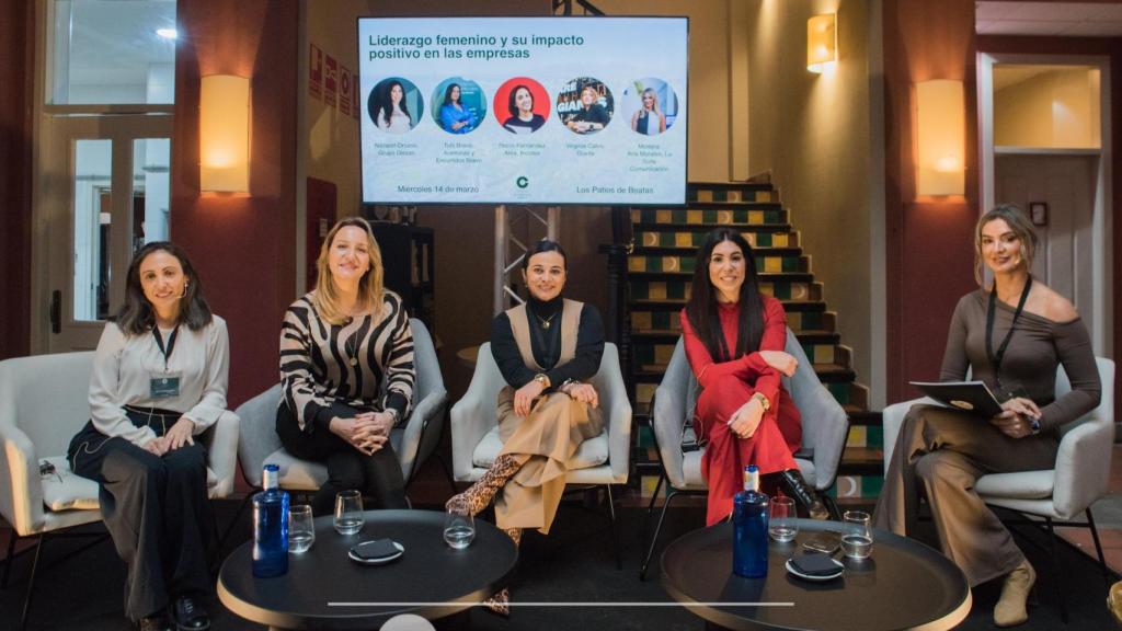 Las cinco directivas de empresas que participaron en la mesa redonda.