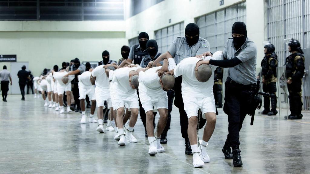 Algunos de los deportados venezolanos en el cárcel de El Salvador.