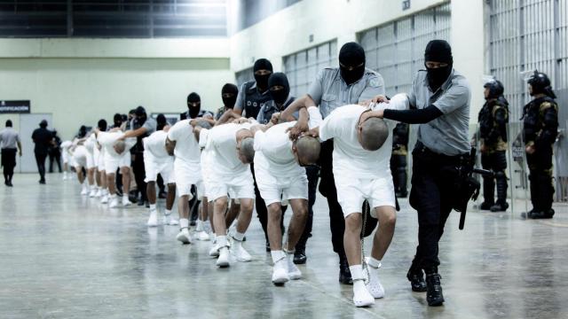 Algunos de los deportados venezolanos en el cárcel de El Salvador.