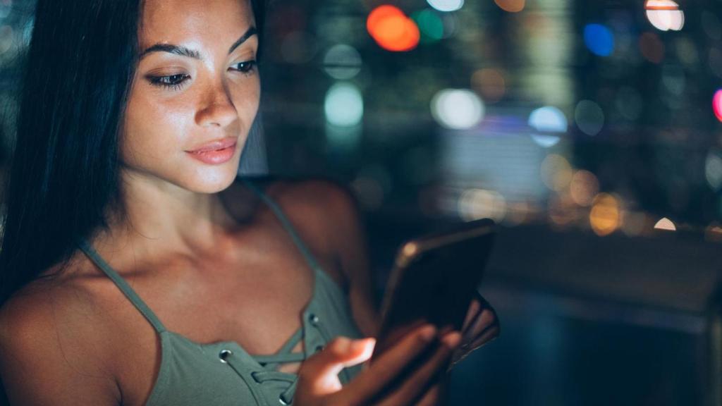Imagen de archivo de una mujer sonriendo.