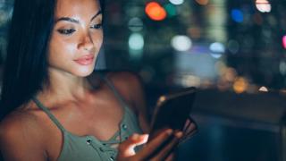 Imagen de archivo de una mujer sonriendo.
