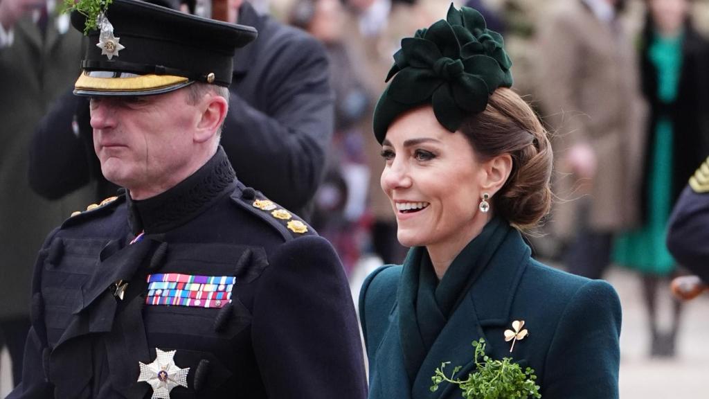 La princesa de Gales ha revisado las tropas en el cuartel de Wellington.
