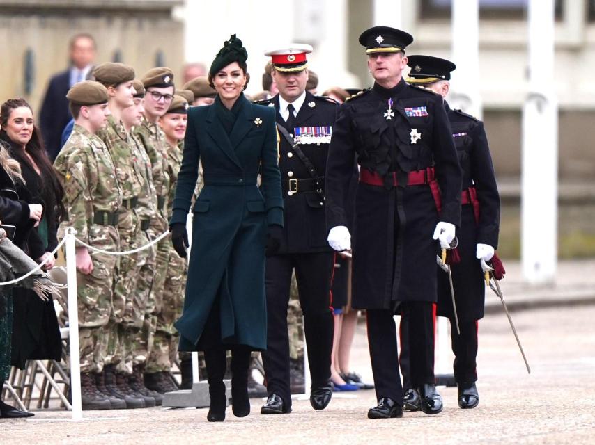 Kate Middleton, con total look verde a su llegada.