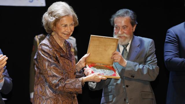 Doña Sofía entregando el Premio de Pintura y Escultura, en su 60ª edición.