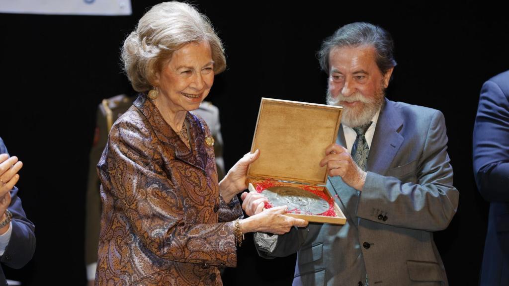 Doña Sofía entregando el Premio de Pintura y Escultura, en su 60ª edición.