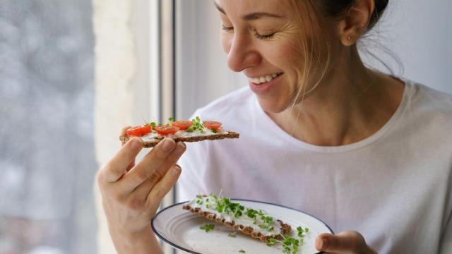 Incluir alimentos ricos en magnesio y triptófano ayudan a mejorar el descanso y prevenir la niebla mental.
