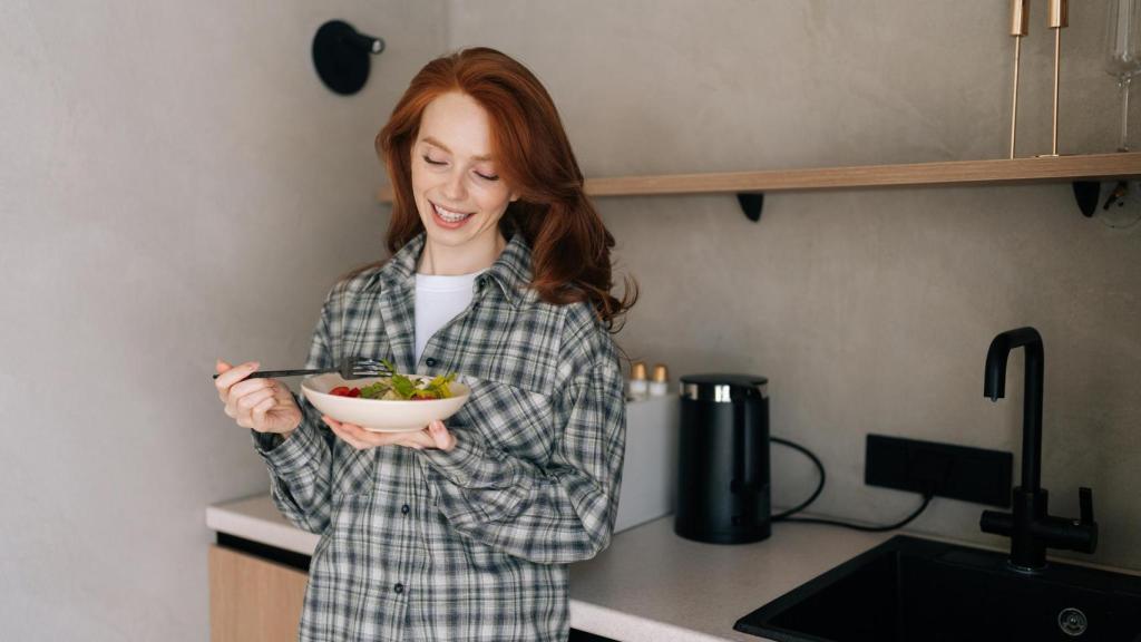 Incluir pescados azules pequeños, así como alimentos ricos en triptófano y magnesio en la cena favorecerán el descanso nocturno.
