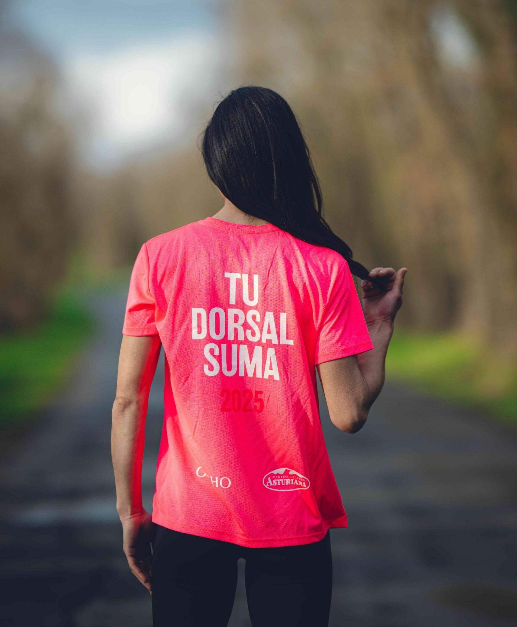 Camiseta oficial de la Carrera de la Mujer Central Lechera Asturiana 2025, por Oysho