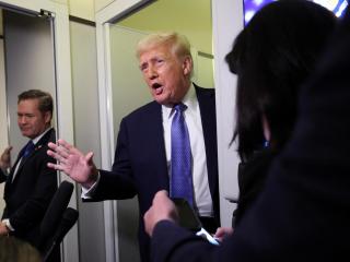 Donald Trump, este domingo en el Air Force One.