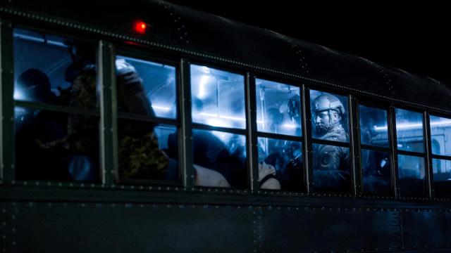 Un autobús lleno de presuntos miembros del Tren de Aragua, encarcelados en El Salvador.