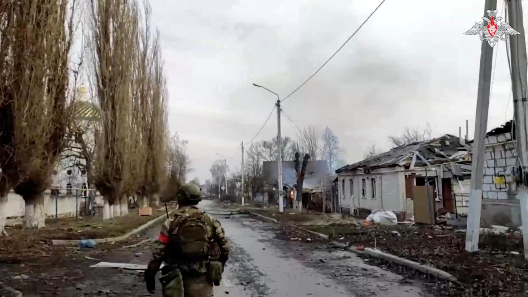 Un militar ruso camina entre ruinas en Sudzha.