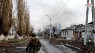 Un militar ruso camina entre ruinas en Sudzha.