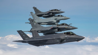 De delante hacia atrás: F-35 de Reino Unido, Rafale francés, Eurofighter de Reino Unido y Rafale francés