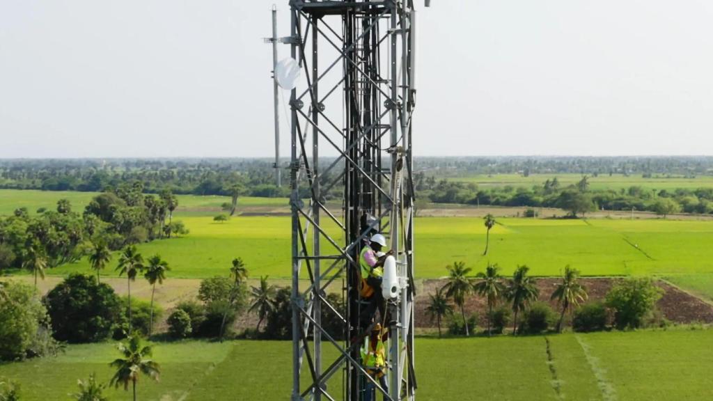 Técnico instalando uno de los puntos de conexión de Taara en India