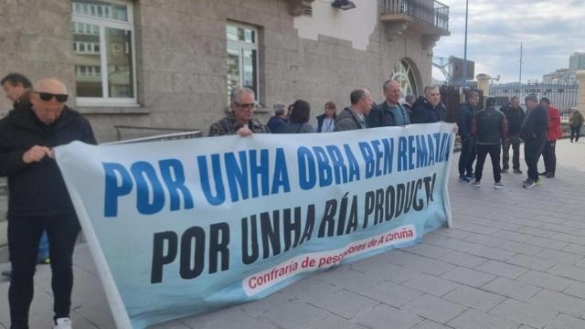 Mariscadores y mariscadoras de la ría de O Burgo, en una nueva concentración ante la Delegación del Gobierno en Galicia, ubicada en A Coruña.