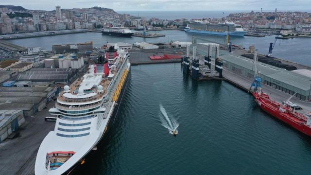 Escala de cruceros en los muelles interiores de A Coruña.