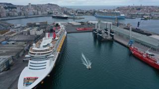 Escala de cruceros en los muelles interiores de A Coruña.