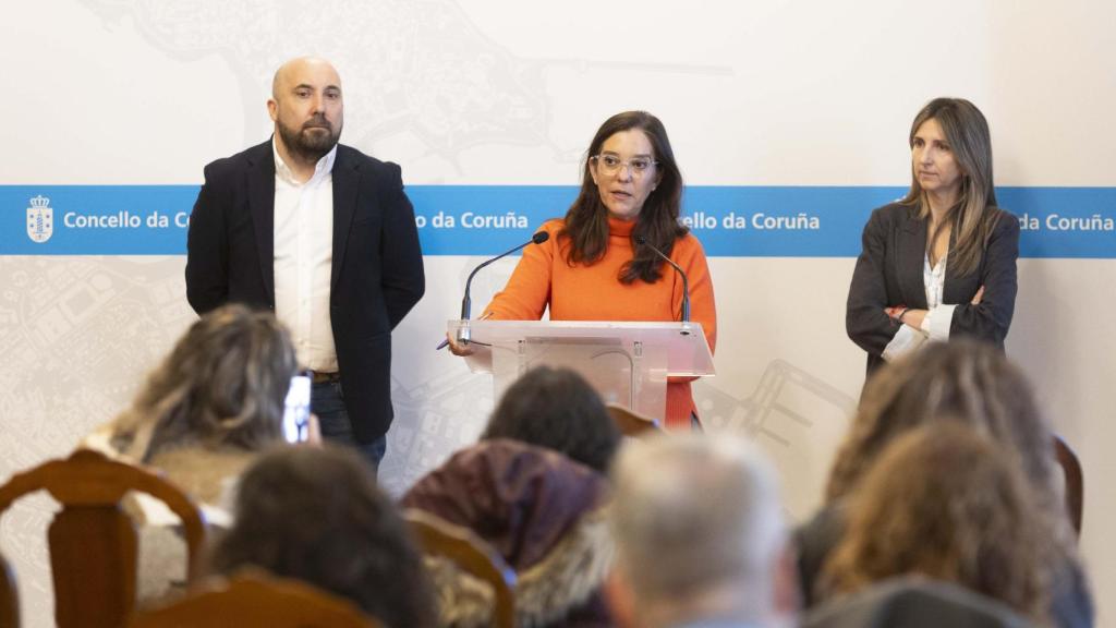 La alcaldesa Inés Rey acompañada de los concelleiros José Manuel Lage y Nereida Canosa.